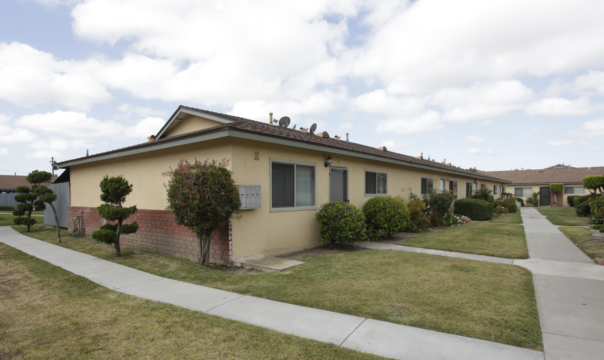 Lindale Villa Apartments in Anaheim, CA - Building Photo