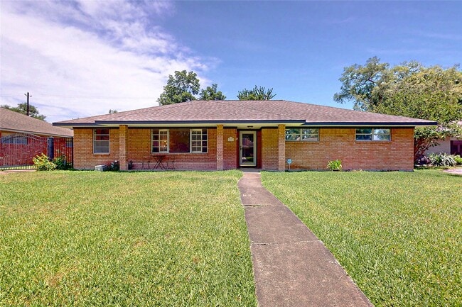 property at 4826 Waynesboro Dr