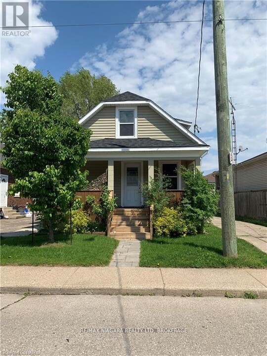 16 Ormonde Ave in St Catharines, ON - Building Photo