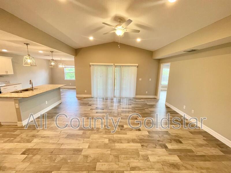 134 Swan Dr in Rotonda West, FL - Building Photo
