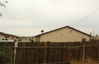 15952 Sequoia Ave in Hesperia, CA - Building Photo - Building Photo