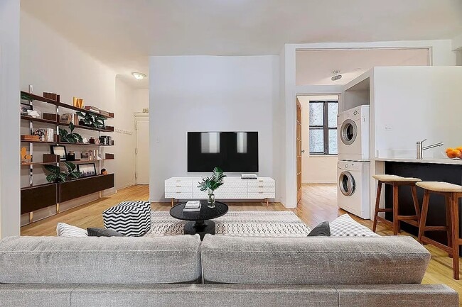 231 E 14th St in New York, NY - Building Photo - Building Photo