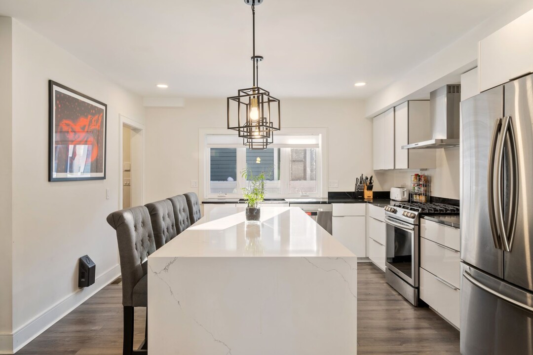 169 W 9th St, Unit 1 in Boston, MA - Foto de edificio