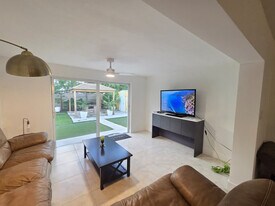 806 NE 4th St in Hallandale Beach, FL - Building Photo