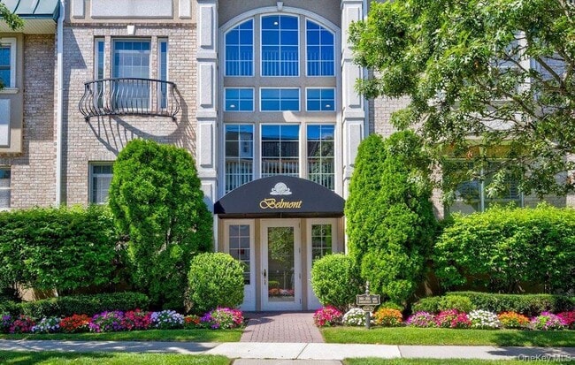 323 Roosevelt Way in Westbury, NY - Building Photo - Building Photo