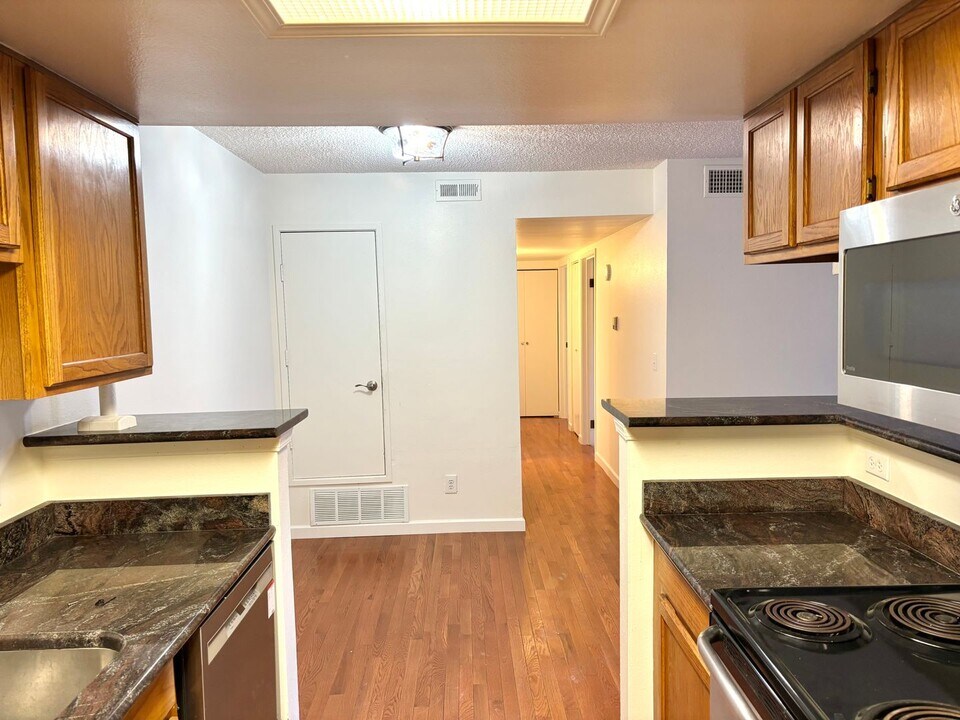8335 Fairmount Dr in Denver, CO - Building Photo