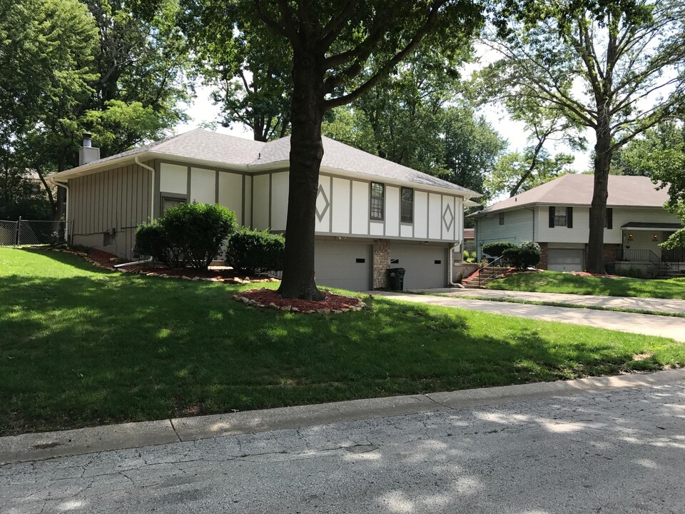8517 Ditzler Ave in Raytown, MO - Foto de edificio