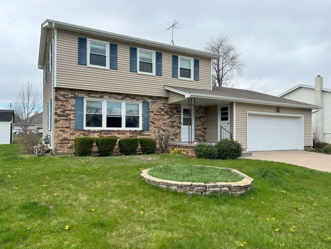 1602 Meadow Ln in Muscatine, IA - Building Photo - Building Photo