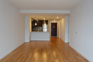 1700 Park Ave, Unit 319 in Weehawken, NJ - Building Photo - Building Photo