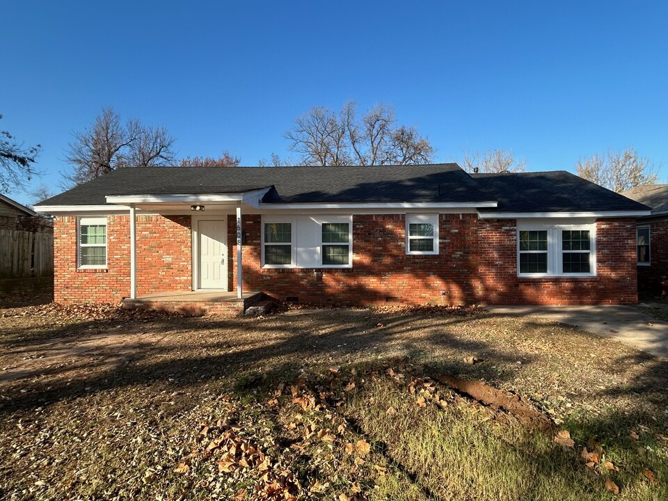 1608 S 9th St in Chickasha, OK - Building Photo