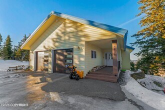 8835 Tower Estates Cir in Anchorage, AK - Building Photo - Building Photo
