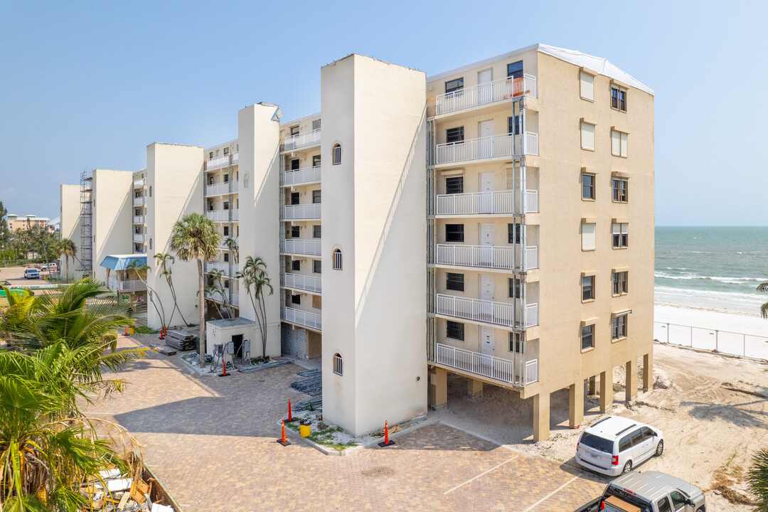 Smuggler's Cove Condos in Ft. Myers, FL - Building Photo