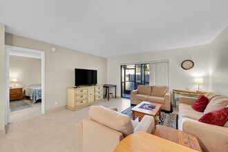 138 S Cypress Rd in Pompano Beach, FL - Building Photo - Building Photo