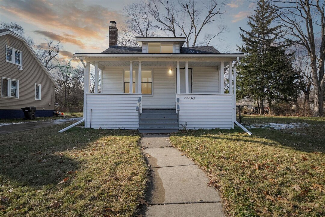 20035 Santa Barbara Dr in Detroit, MI - Building Photo
