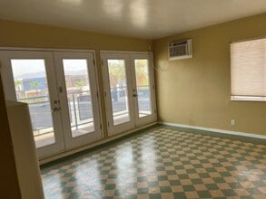 2583 N Palm Canyon Dr in Palm Springs, CA - Building Photo - Building Photo