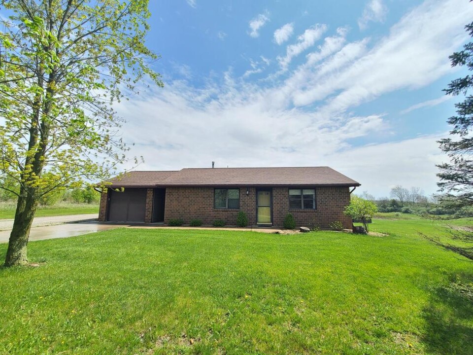 16924 Amstutz Rd in Leo, IN - Building Photo