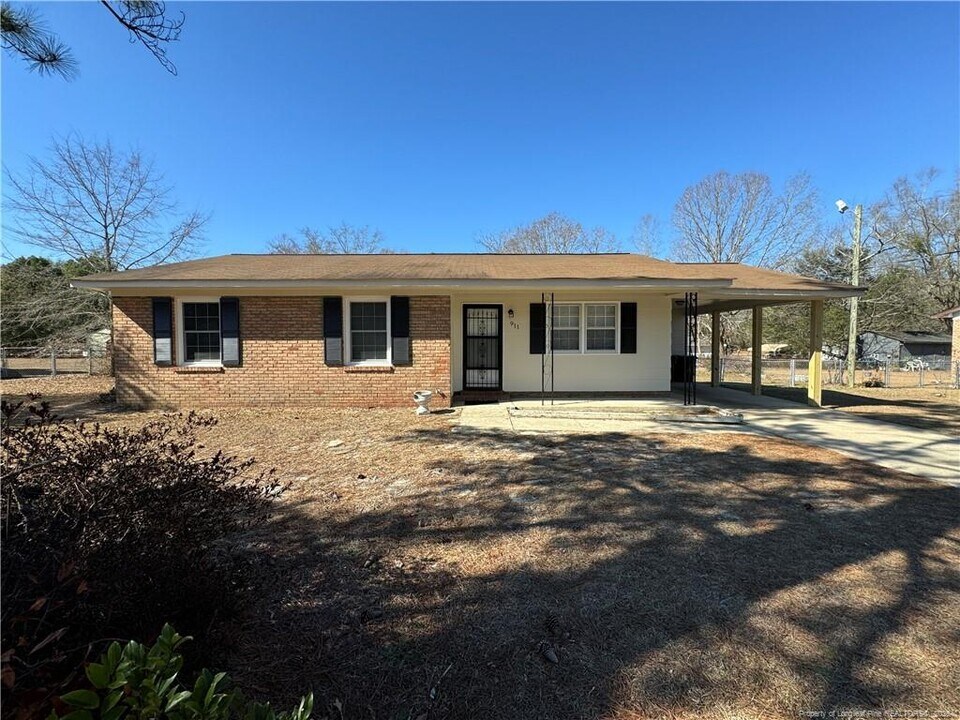 911 N Jackson St in Raeford, NC - Building Photo
