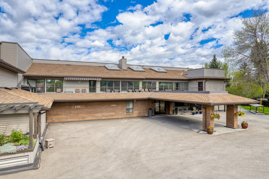 2425 90th Ave SW in Calgary, AB - Building Photo