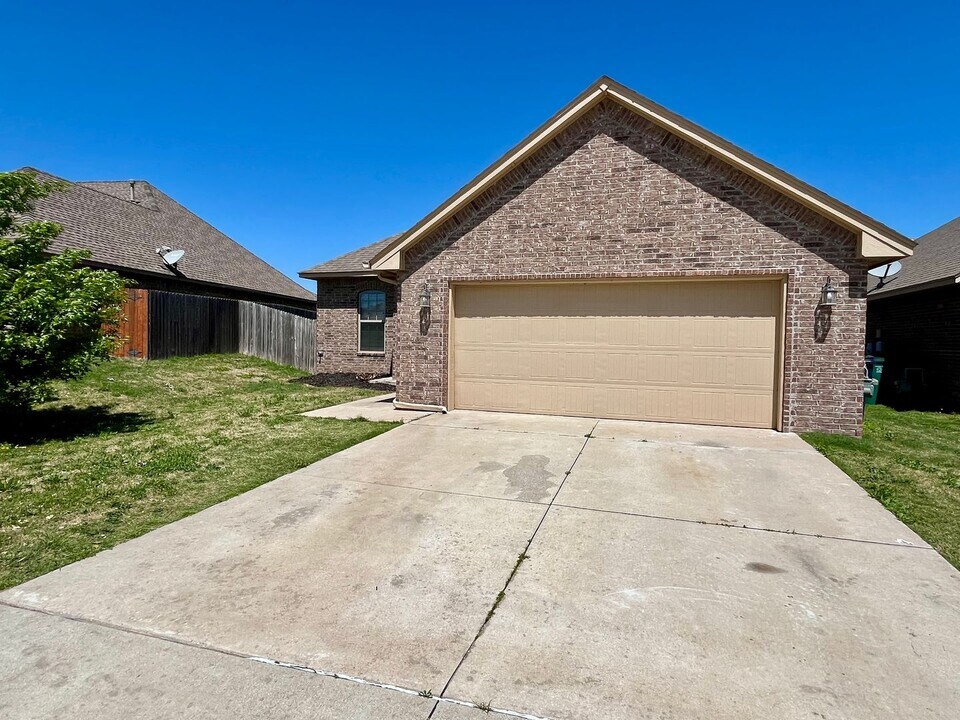 10809 NW 117th Pl in Yukon, OK - Building Photo