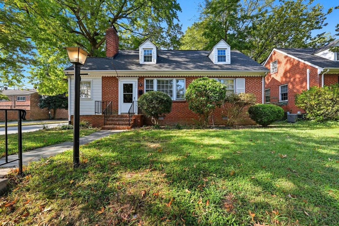 3801 Hanover Ave in Richmond, VA - Building Photo