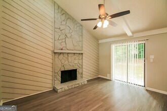 6862 Red Maple Dr in Rex, GA - Foto de edificio - Building Photo