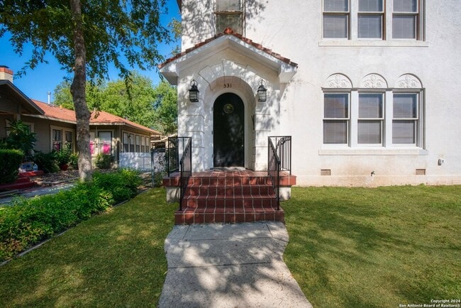 331 W Elsmere Pl in San Antonio, TX - Building Photo - Building Photo