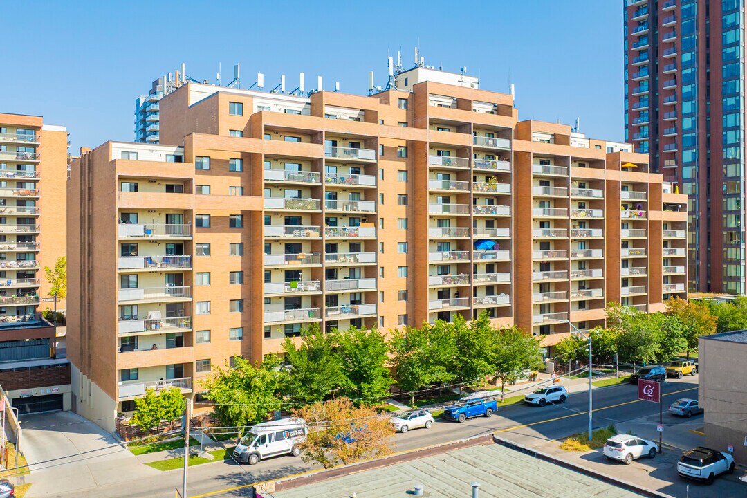 Royal View Apartments in Calgary, AB - Building Photo