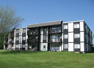 Dockside Apartments on Lake Minnetonka in Spring Park, MN - Building Photo - Building Photo