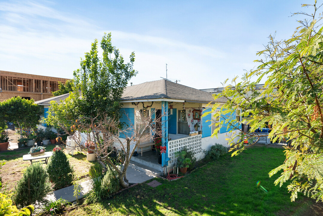 11202 Oxnard St in North Hollywood, CA - Building Photo