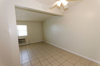 Hampton Arms Apartments in San Angelo, TX - Building Photo - Building Photo