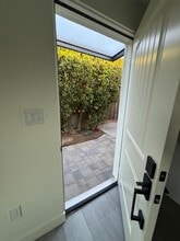 18633 Community St, Unit Junior ADU in Northridge, CA - Foto de edificio - Building Photo