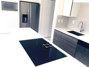 520 Brickell Key Dr, Unit #517 in Miami, FL - Building Photo - Building Photo