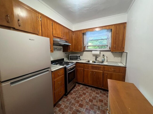 39-12 49th St in Queens, NY - Foto de edificio - Building Photo