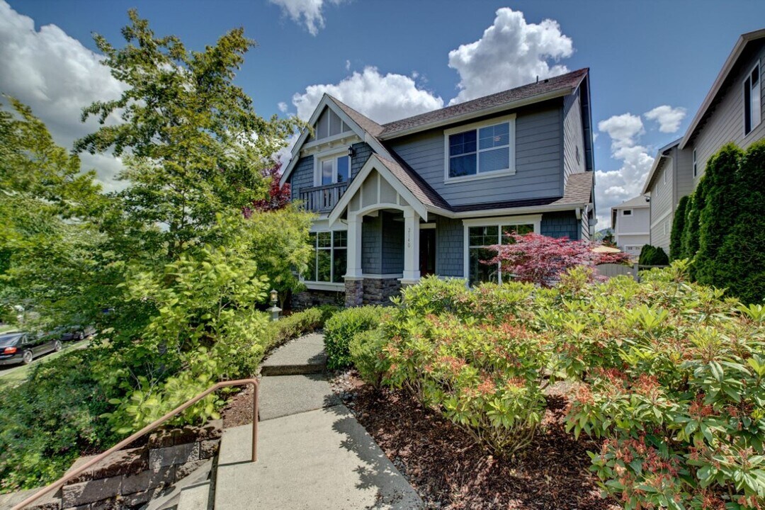 2140 NW Far Country Ln in Issaquah, WA - Building Photo