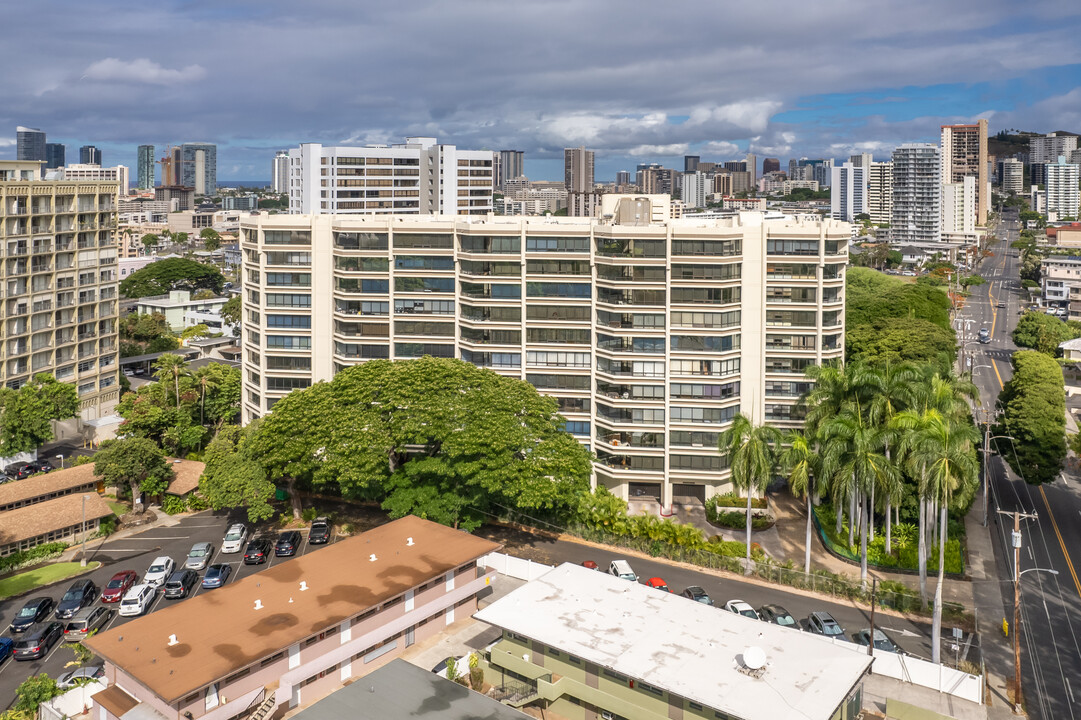 Punahou Cliffs in Honolulu, HI - Building Photo