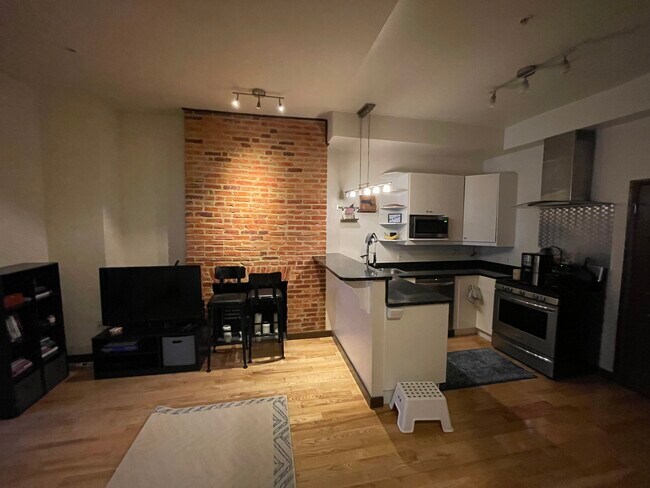 925 N Calvert St, Unit 3F in Baltimore, MD - Building Photo - Building Photo