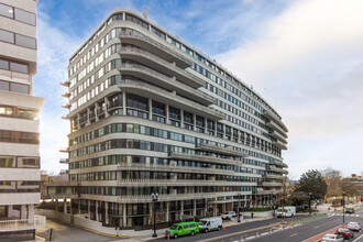 Watergate West Residences in Washington, DC - Foto de edificio - Building Photo