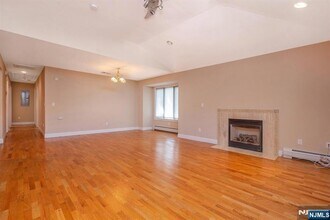 470 Chestnut St, Unit B in Ridgefield, NJ - Foto de edificio - Building Photo