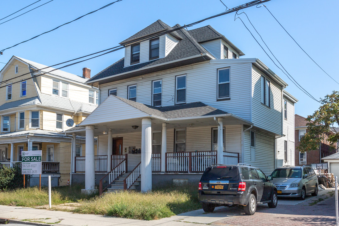 172 Beach 119th St in Rockaway Park, NY - Building Photo