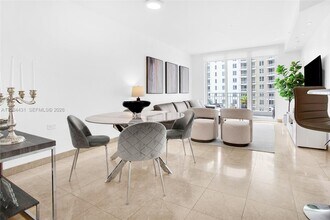 801 Brickell Key Blvd in Miami, FL - Building Photo - Building Photo