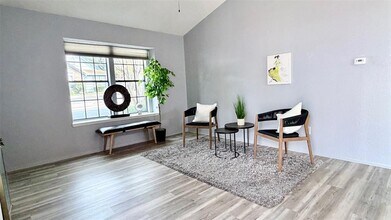 1411 Gracy Farms Ln in Austin, TX - Foto de edificio - Building Photo