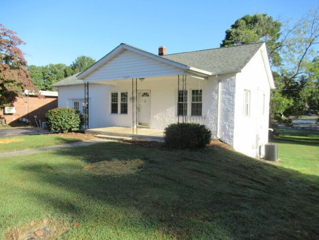 property at 1005 E Main St