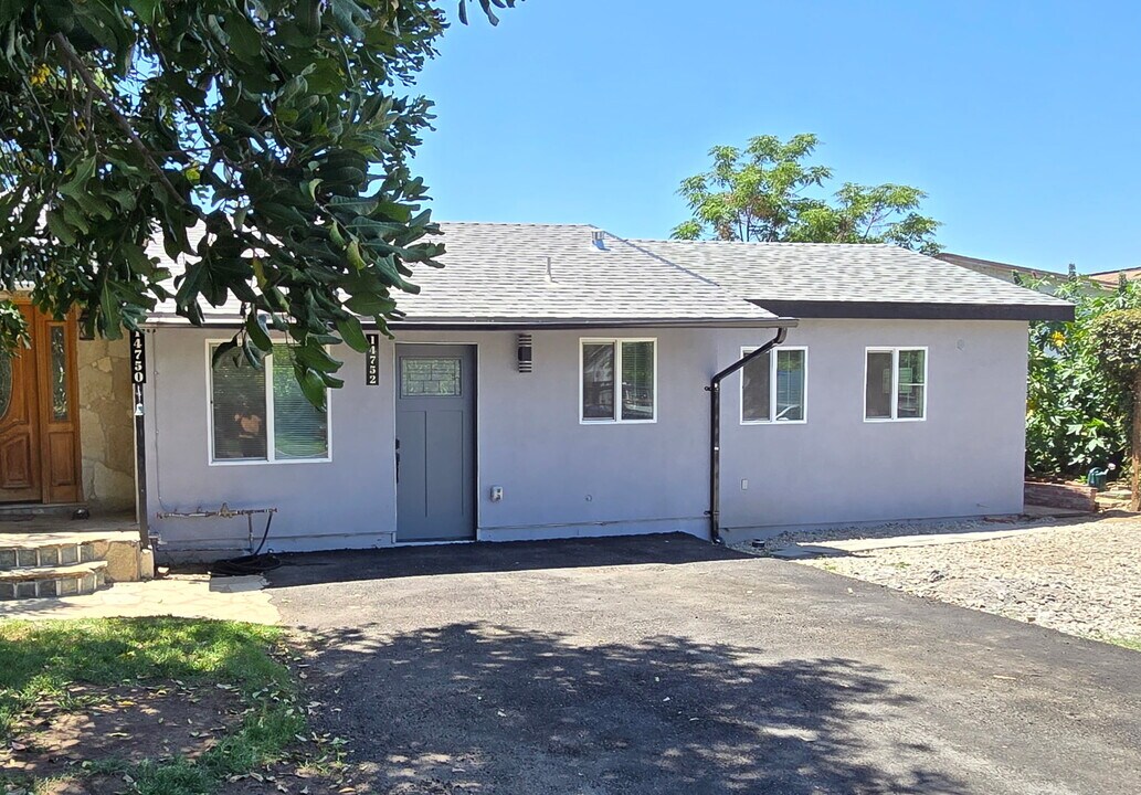 14752 Vincennes St in Panorama City, CA - Foto de edificio