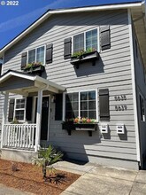 5635 SE 84th Ave in Portland, OR - Foto de edificio - Building Photo