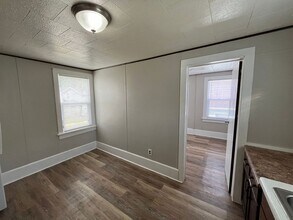 310 W Arnold St in Marshfield, WI - Foto de edificio - Building Photo