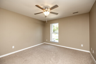 Oakcrest Condominiums in Iowa City, IA - Foto de edificio - Interior Photo