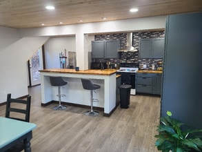 1856 Canyonville-Riddle Rd in Riddle, OR - Foto de edificio - Building Photo