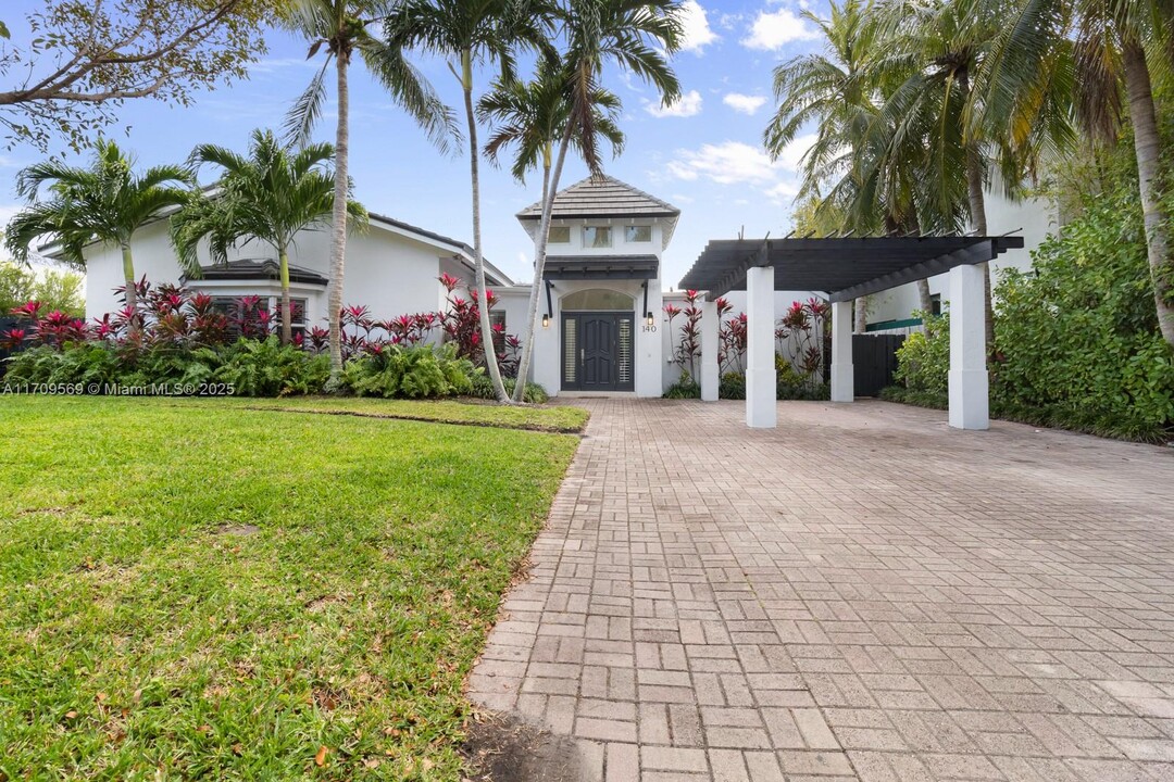 140 W Mashta Dr in Key Biscayne, FL - Building Photo