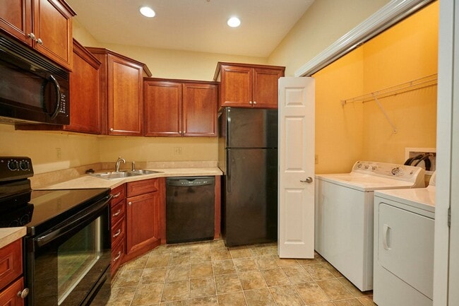 Waterford Village Apartments in Barboursville, WV - Foto de edificio - Building Photo