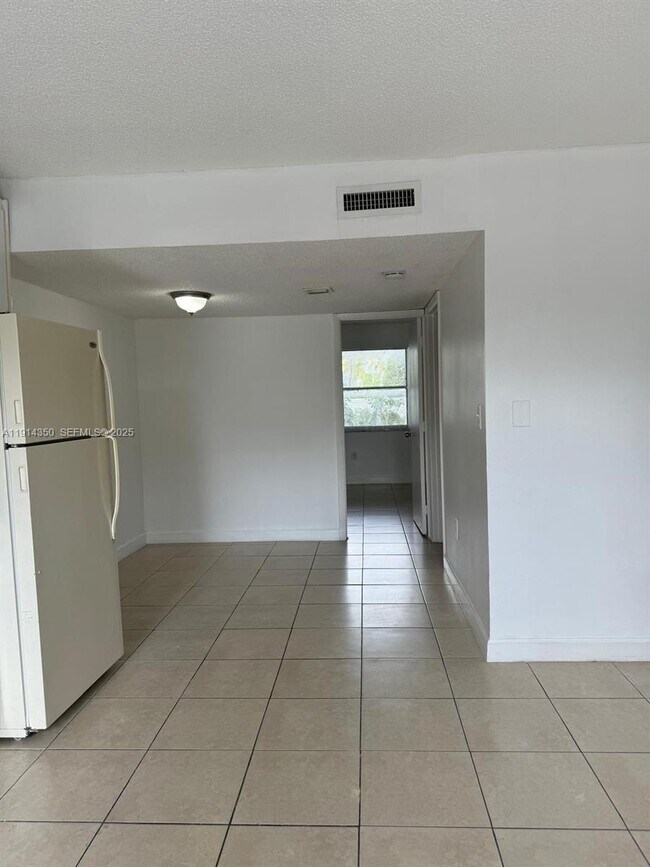 2401 Van Buren St in Hollywood, FL - Foto de edificio - Building Photo